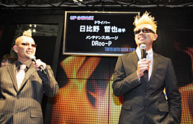 東京オートサロンで新体制を発表。左はドルーピー松岡氏、右は日比野選手